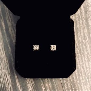 Diamond stud earrings .53ct set in 14kt white gold